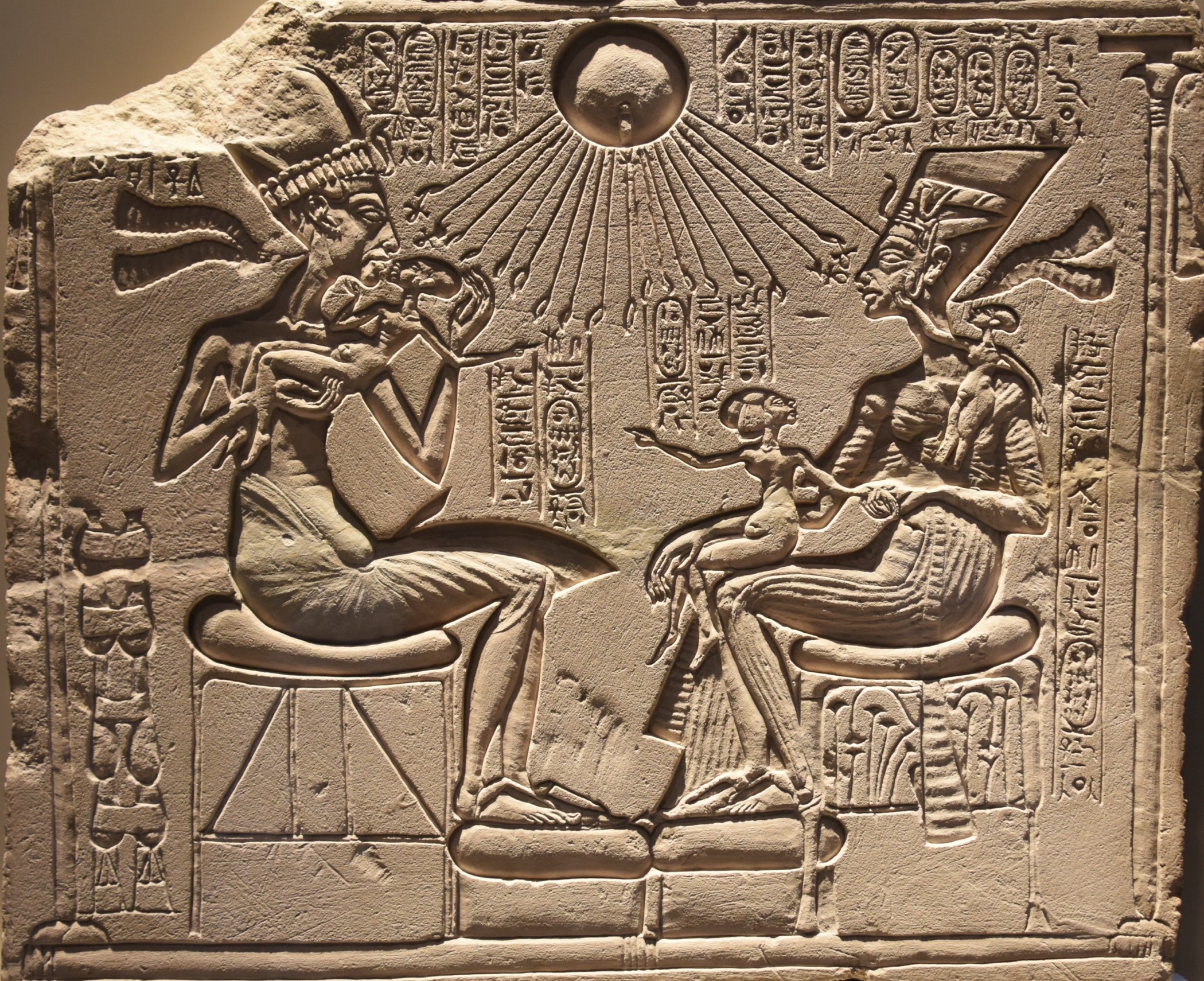 Richard Mortel, “Akhenaten, Nefertiti and three daughters beneath the Aten”, c. 1345 BCE, photograph 2018, CC BY-SA 2.0.